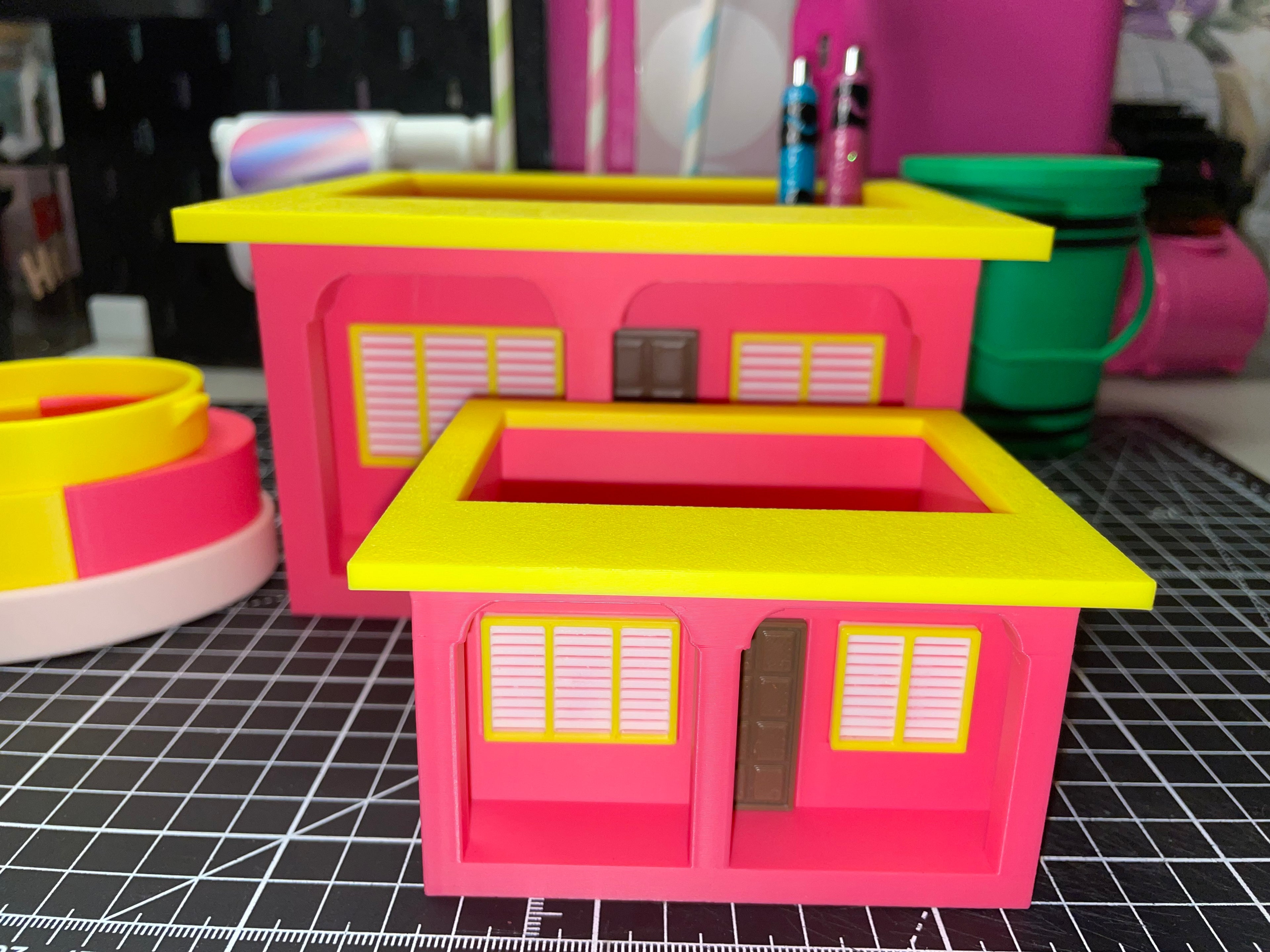 Small house pen/pencil holder