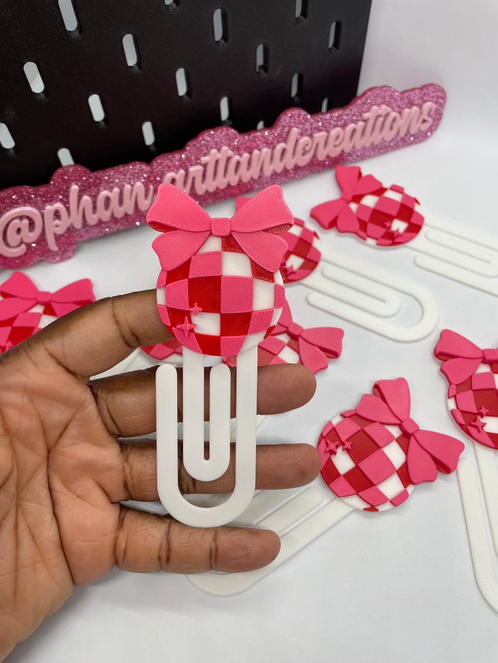 Disco bow paperclip