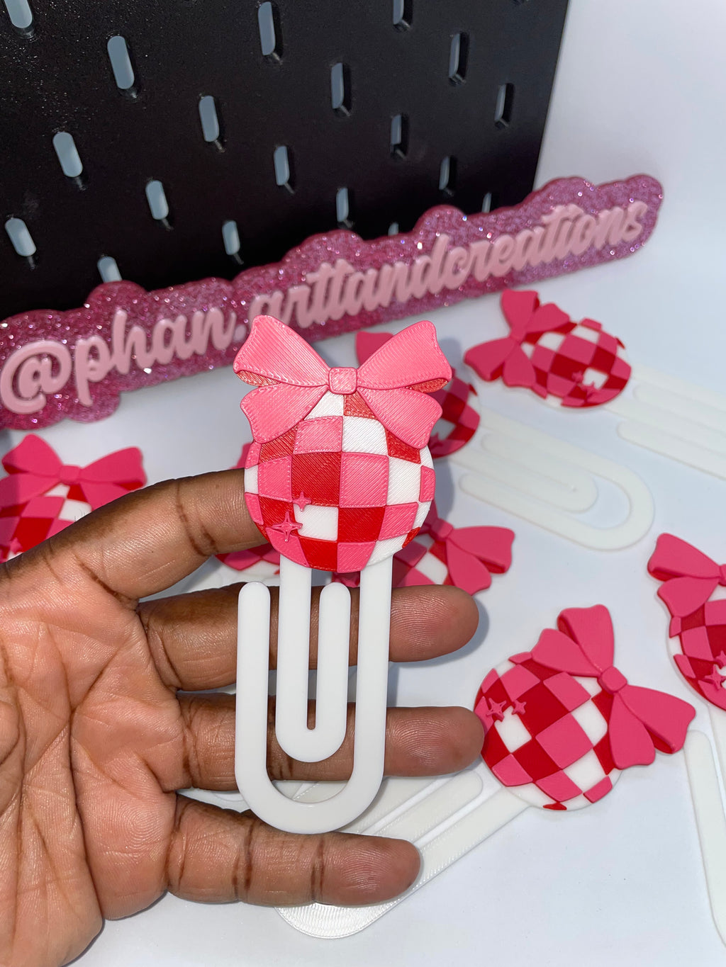 Disco bow paperclip