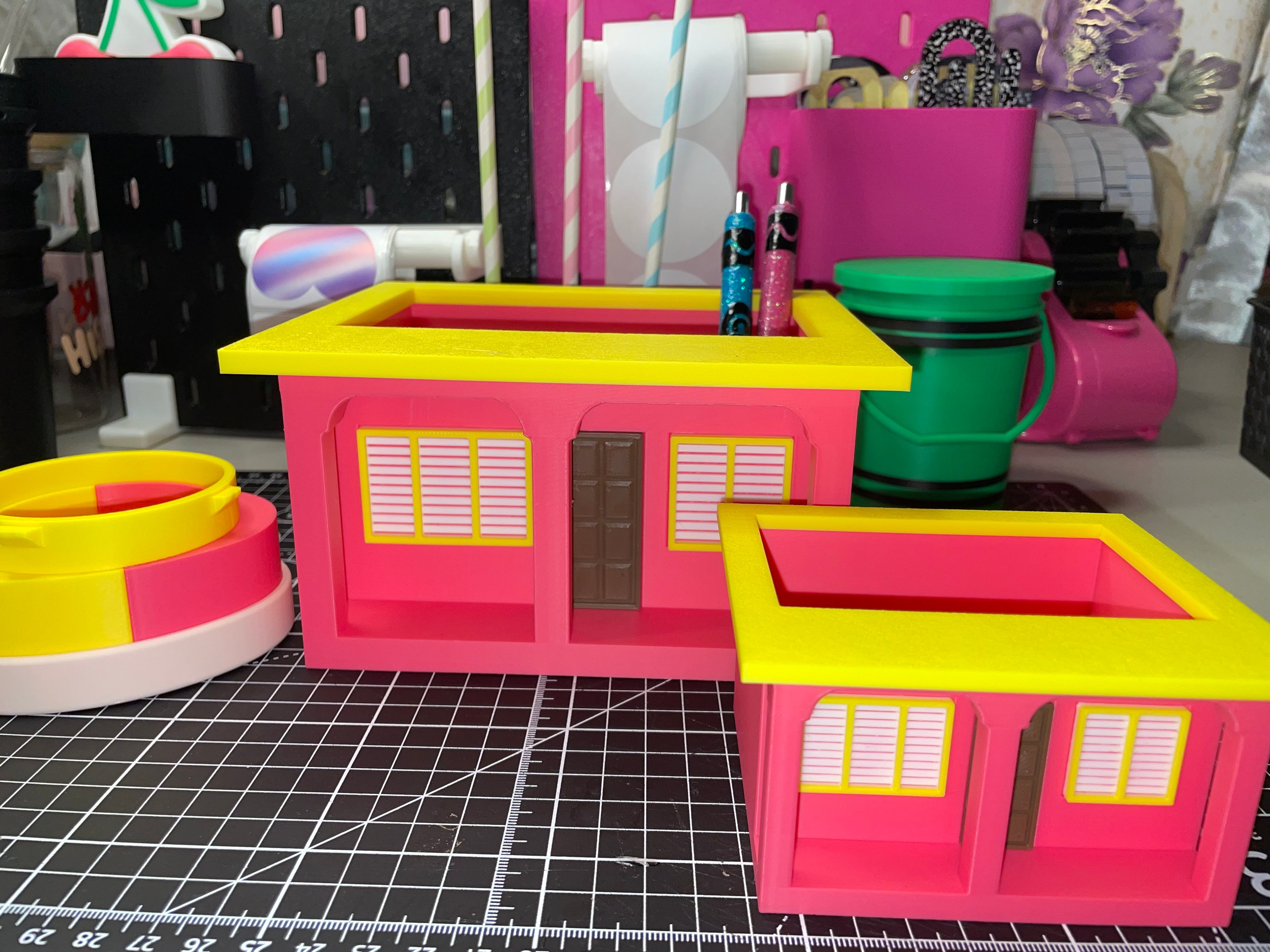 Small house pen/pencil holder