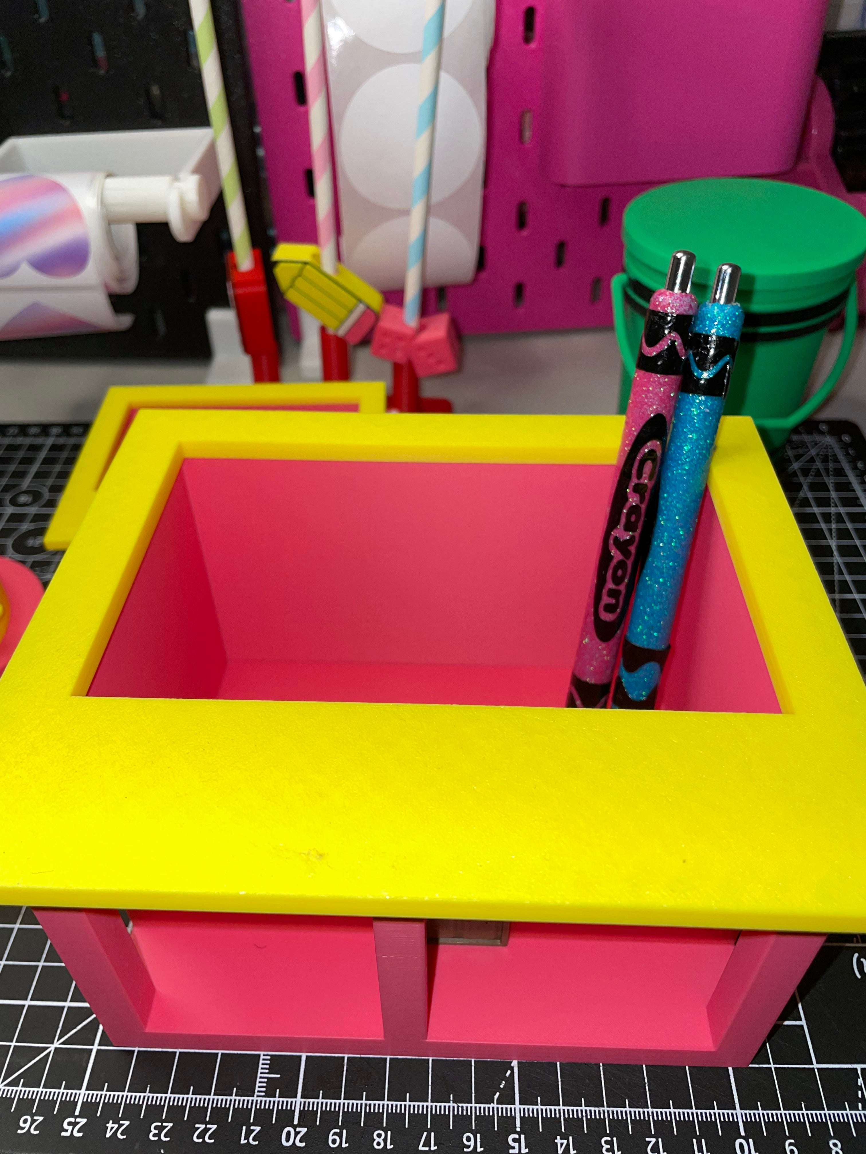 Large house pen/pencil holder